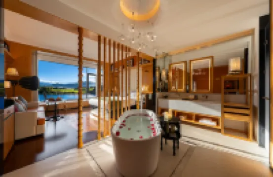 Songzan Linli Xueshan Hupo Jingguan Hotel (Shangri-La Ganden Sumtseling Monastery Scenic Area)