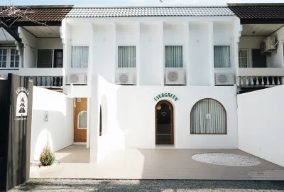 Evergreen Cafe and Hotel 왓쑤언독 주변 호텔