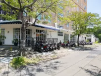 Mooz Hotel Surabaya - Jemursari - parking