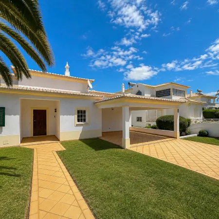 BnB Homes Villa Verde - swimming pool, marina view, BBQ and games room, garden