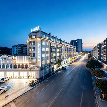 Lequ Zhixuan Hotel (Guanghan Night Market North Railway Station)