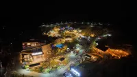 Nantian Lake Luyin · Luxury Wild Hot Spring Hotel - vue sur la montagne
