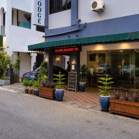 Pine Lodge Hotel Perai