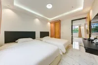 Lizhou Hotel (Gongbei Port Light Rail Station)