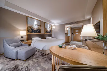 Jiyue Crystal Hotel (Nanning Convention and Exhibition Center Qingxiushan Branch) Отели рядом с достопримечательностью «Nanning Wuxiang Xinqu Zongbu Base Leisure Park»