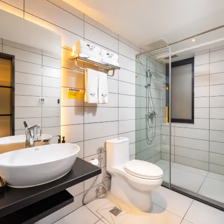 Guoshi Hotel (Dalian Donggang Business District Harbour Plaza Subway Station)