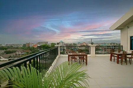 Sisombat Plaza Hotel Отели рядом с достопримечательностью «Haven Spa»