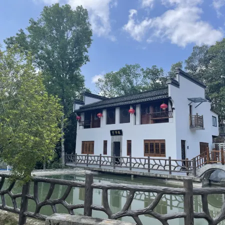 Mountain Isle Cloud Retreat Courtyard Guesthouse (Xidi  Store)