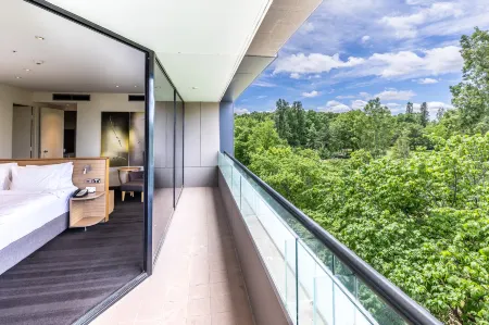 Crowne Plaza Canberra Отели рядом с достопримечательностью «Австралийский военный мемориал»