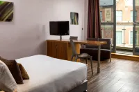 Roomzzz Leeds City - balcony