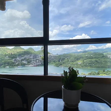 Linjiang Waterfall Viewing Inn