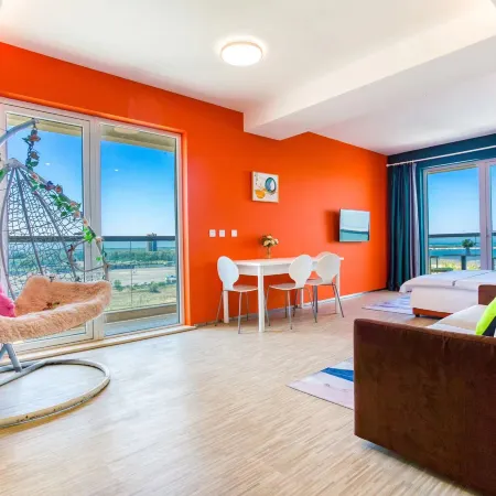 Whale xi Seaview Apartment (Shanhai Square Magic Hot Spring Branch)