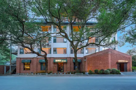 Guilin Yangshuo Xiangzhangshuyu Art Hotel (Yulonghe Jiuxian Wharf Branch) Отели рядом с достопримечательностью «Yulong Bridge»