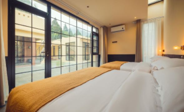 Not late Great Wall Landscape Private Soup Homestay