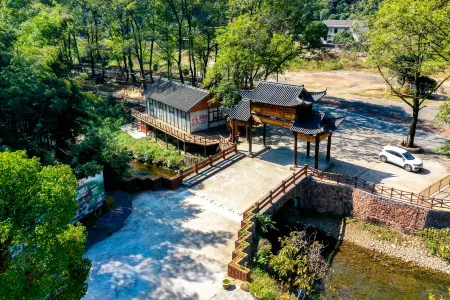 Floral Hotel · Taohuawu Hotel (Lushan Xihai Scenic Area Store) Отели рядом с достопримечательностью «Lushan Xihai Scenic Area»