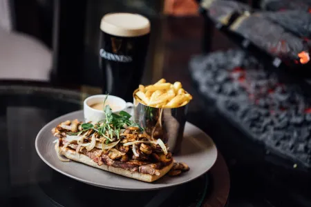 Crowne Plaza Belfast Отели рядом с достопримечательностью «Кафедральный собор Сейнт Питер»