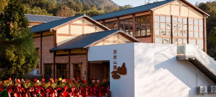 Yuchi Mountain Hotel Отели в г. Мило