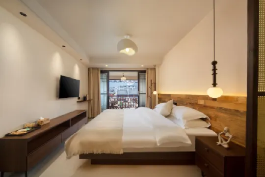 Qingshanjian Riverside Stilt House Inn (Phoenix Ancient Town - Hongqiao North Gate Pier Branch Отели рядом с достопримечательностью «Temple of the Queen of Heaven»