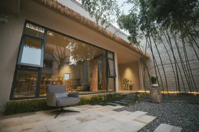 The courtyard at the foot of Longmen Mountain in Chunxuan Homestay Отели рядом с достопримечательностью «Шань Ши-Шань»