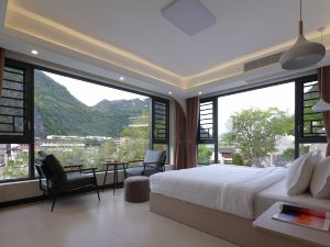 Yingyue Riverside Boutique Homestay