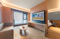 Orange Hotel (Yichang Wuyi Square Yanjiang Avenue) Отели рядом с достопримечательностью «Площадь Пятница»
