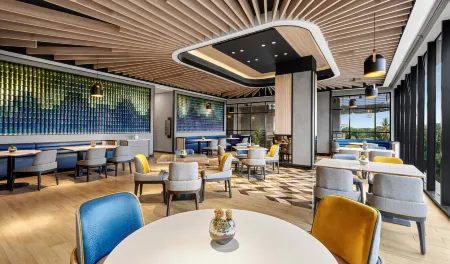 Hyatt Place Makassar Отели рядом с достопримечательностью «Wisma Pattimura»