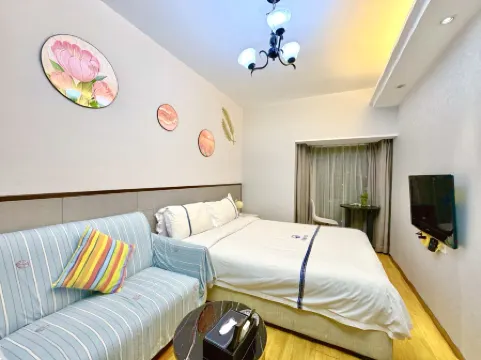 Fenghuang Impression Apartment (Shenzhen Huangbeiling Metro Station)