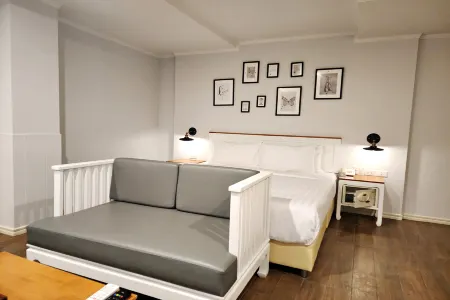 J Place Hotel