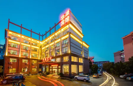 Hengdian Huayuan Hotel (Along the River During the Qingming Festival)