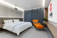 7 Flowers Hotel (Urumqi International Airport Store) - balcony