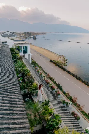 SkyLove LakeView & Garden Hotel