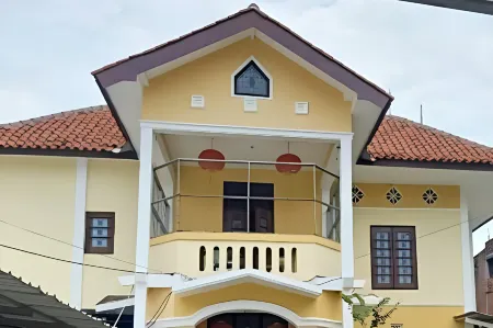 Kost 48 Surabaya Отели в г. Sambikerep