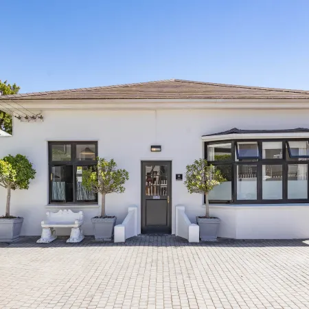 Antrim Villa Boutique Retreat by Totalstay Отели рядом с достопримечательностью «Моуилл-Пойнт»