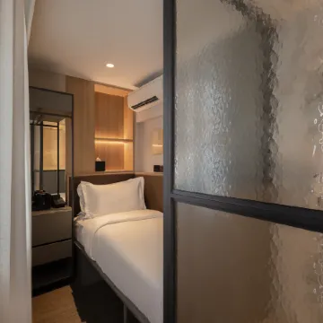 Claude Hotel - Newly renovated Отели рядом с достопримечательностью «Комплекс Пиплс-Парк»