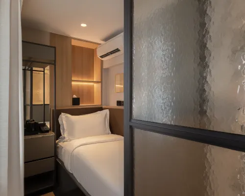 Claude Hotel - Newly renovated Hotels near Maxwell Chambers