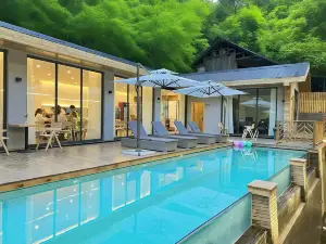 Qingcheng Mountain YINGXIGU Valley Forest Private Tang Cinema Hotel