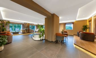 Redboer International Hotel along the River