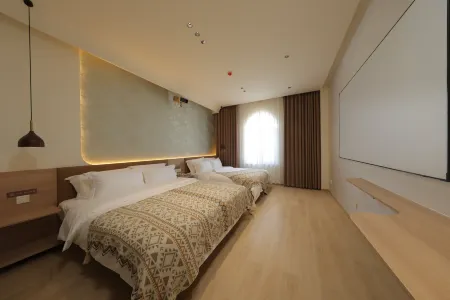 Floral Xinyue Hotel (Qinhuangdao Nandaihe Xianluodao) Отели рядом с достопримечательностью «Hebei Institute of International Business and Economics - Comprehensive Building»