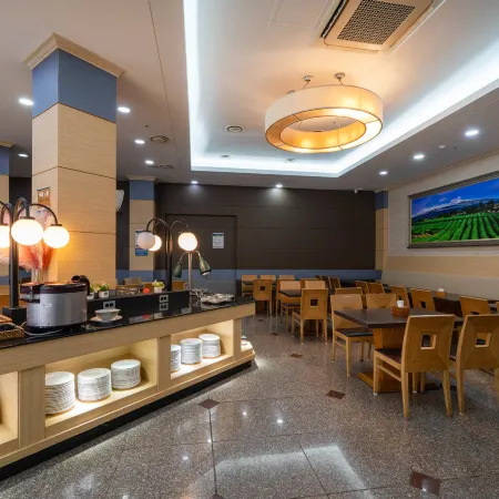 Sea Cliff Hotel Jeju Отели рядом с достопримечательностью «Публичная библиотека в городе Эволь»