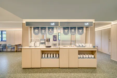 HanTing Hotel (Jiaxing Nanhu Moon River Historic District) Отели рядом с достопримечательностью «Jiaxing Vocational & Technical College»