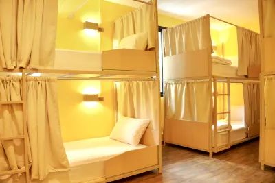 Bed&Beach Hostel Karon  호텔