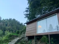 Guidong listens to the river Qingshe