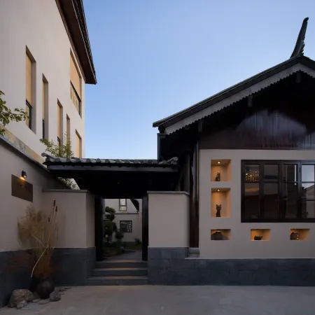 WHISPERING LODGE
