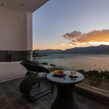 Lugu Lake Honeymoon Solu Boutique Holiday Hotel