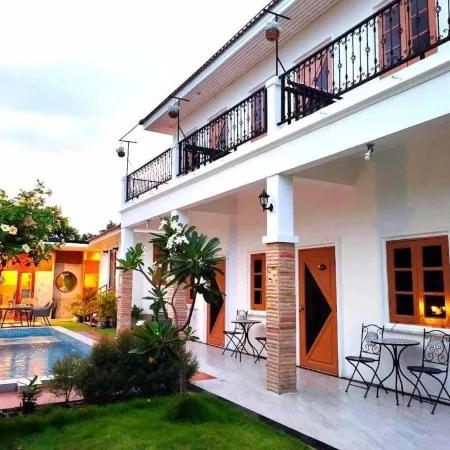 Chawee Pool Villa
