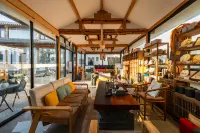 Clouds at the Southern End · Tea Culture | Sunlight on the Golden Mountain | 360° Scenic Courtyard