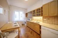 Old Town - 3 Bedroom 3 Bathroom & Kitchen Apartment Templova - 停車場