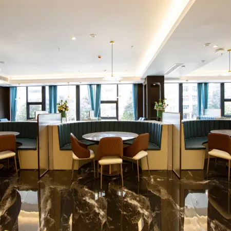 Xiaoluchenke Jinbaolai Hotel (Qionghai High-speed Railway Station)