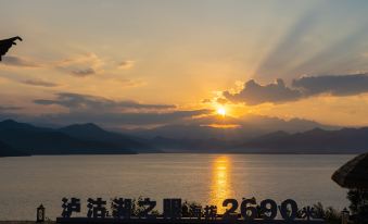 Lugu Lake Mo Banshan · Holiday Villa Light Luxury Lake View Resort Boutique Homestay