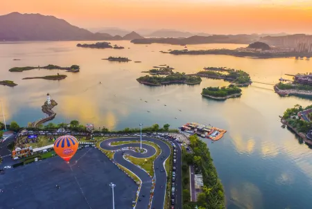 Beer Holiday Hotel Отели рядом с достопримечательностью «Xianshan Mountain»